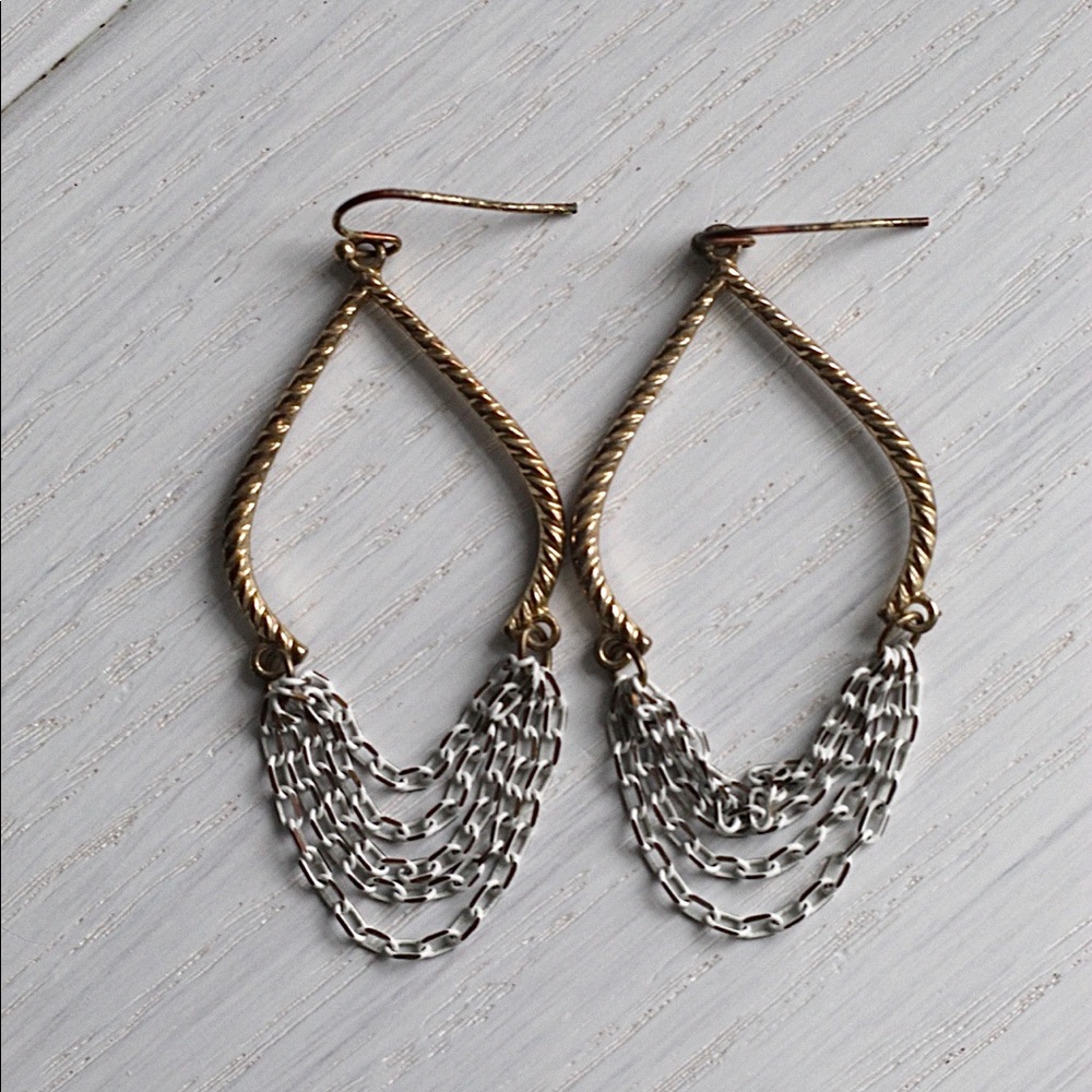 LIKE NEW dangle earrings